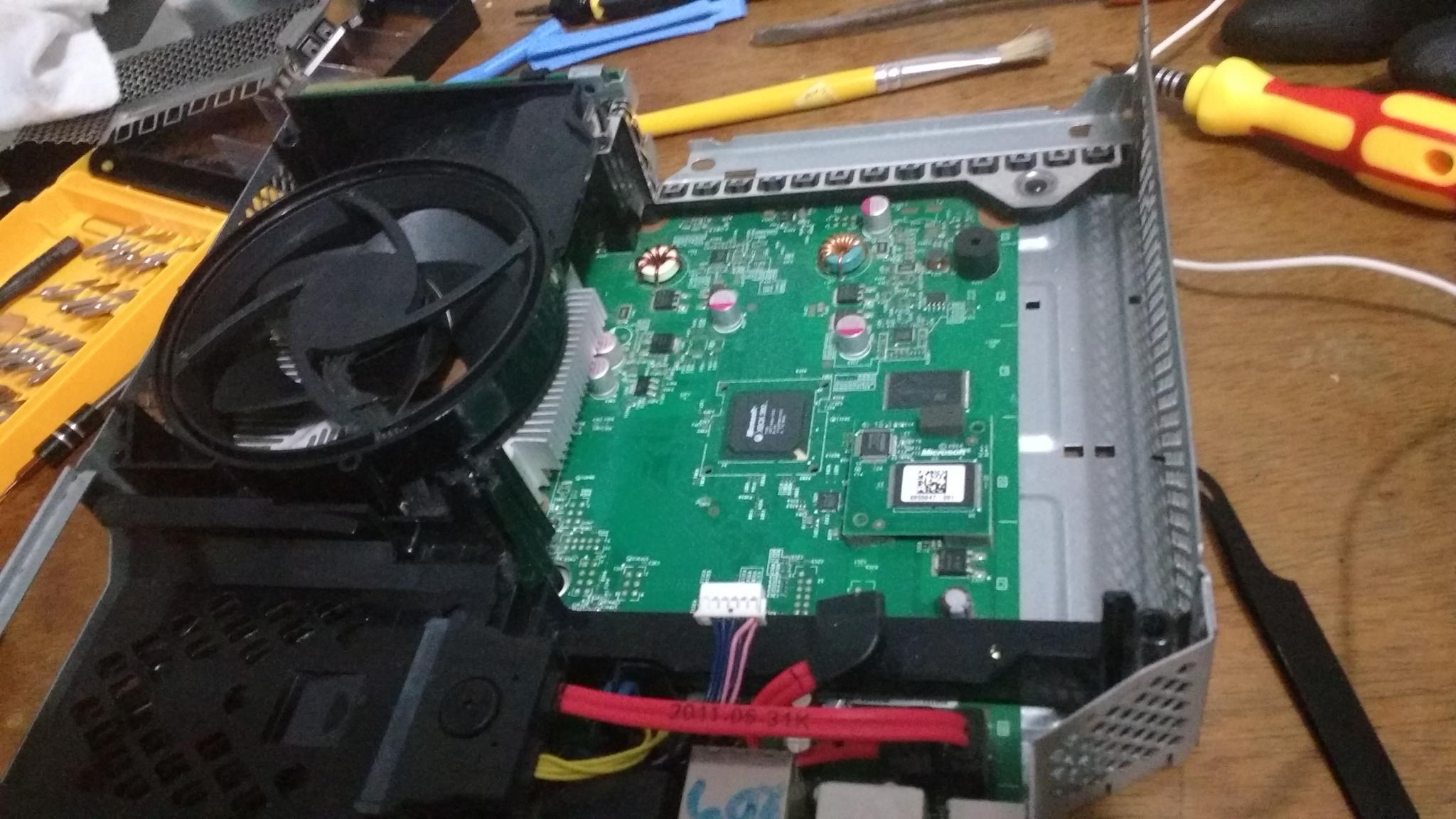 Xbox 360 Fat Branco Só O Aparelho Sem Nada Ele Liga Mas Sem Imagem. Tá Com  Defeito! K3