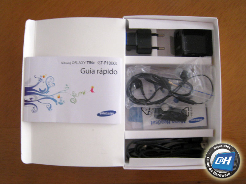 Manual, cabos, fones e adaptadores