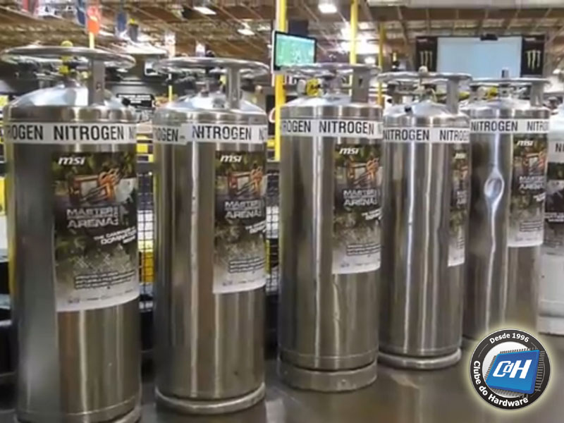 Nitrogênio líquido para resfriar.