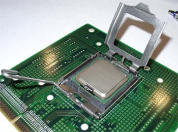 Cobertura do Lançamento dos Chipsets Intel 915, Intel 925 e Soquete 775